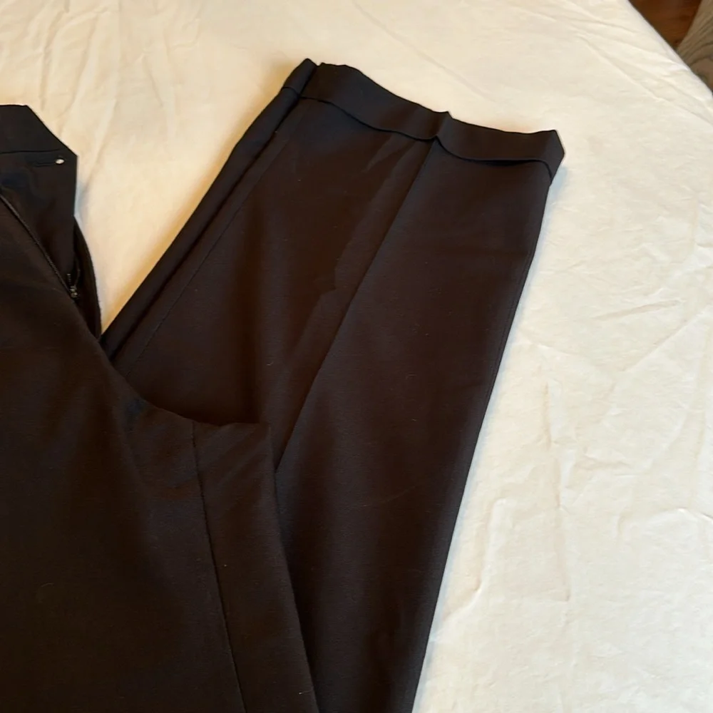 Men’s Haggar premium classic fit black dress pants. GREAT CONDITION size 32x30.
